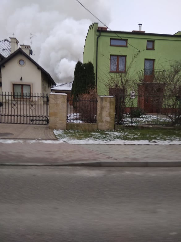Pożar przy ul. Słocińskiej Rzeszowie. Na miejscu cztery zastępy straży [ZDJĘCIA]