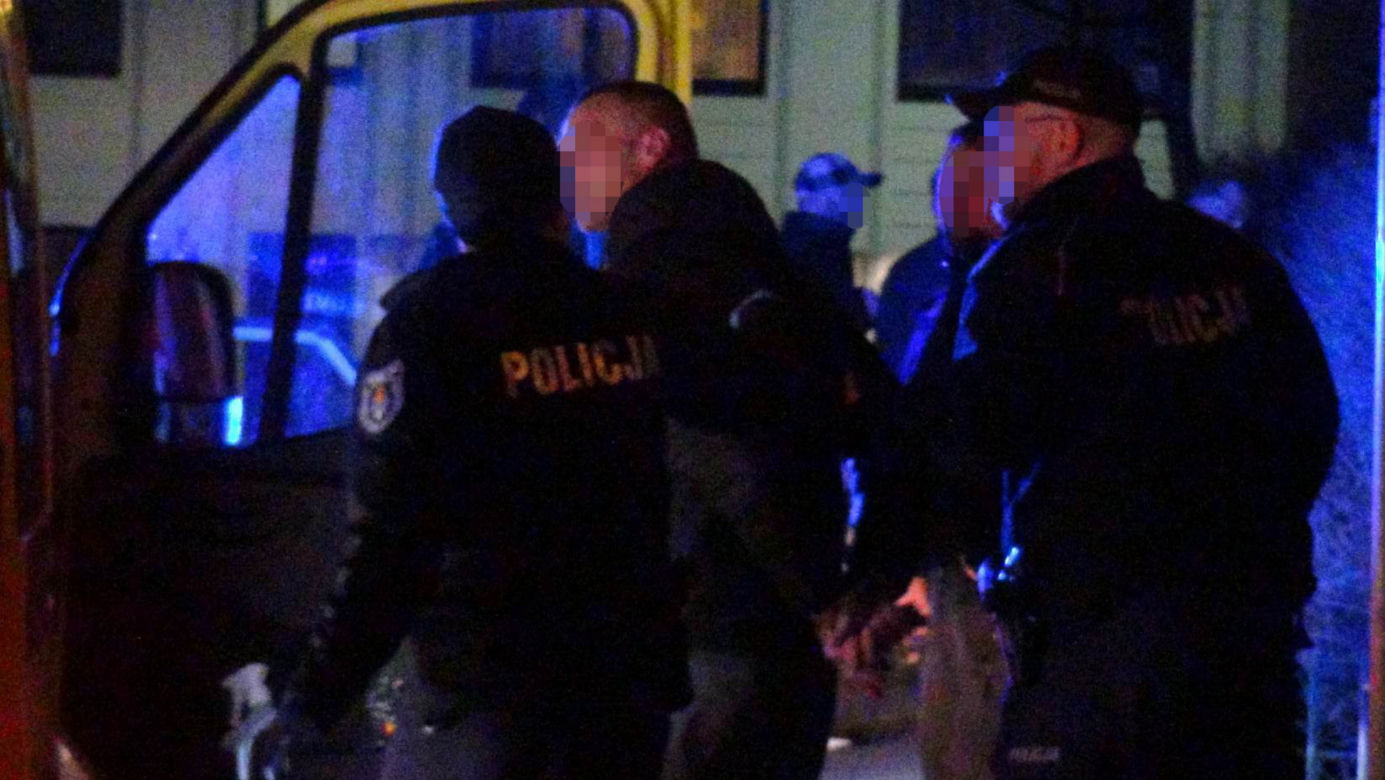 Nocna awantura na Powiślu. W ruch poszły butelki i broń