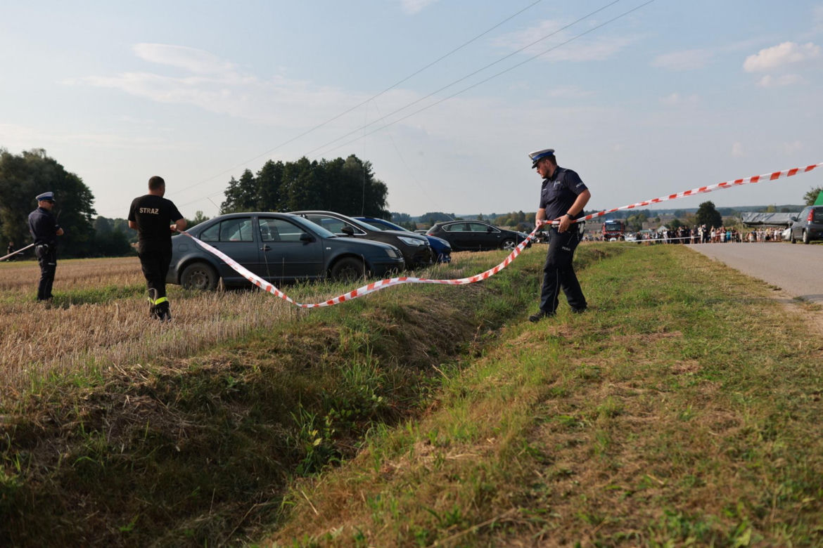 Groza na pikniku wojskowym. Policyjny Black Hawk zahaczył o linię wysokiego napięcia