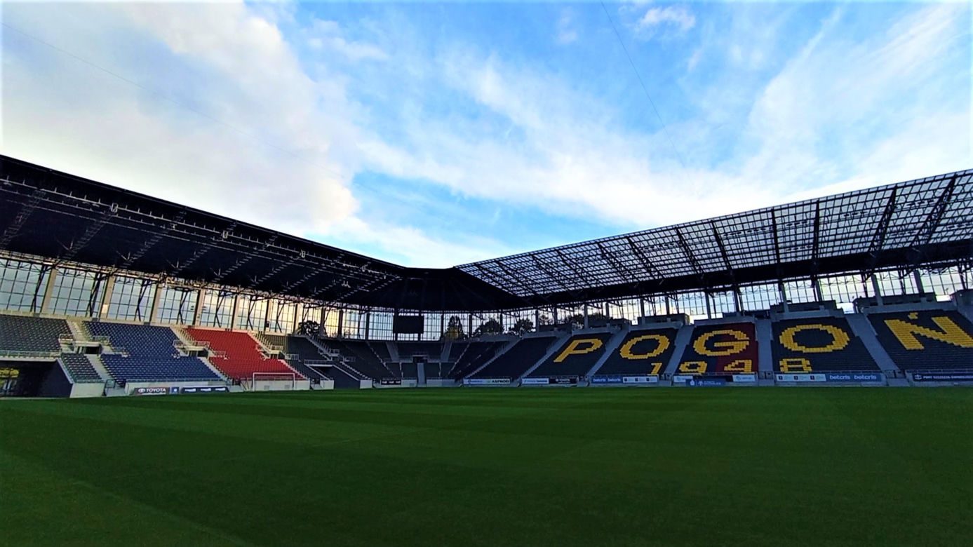 Spacery po nowym szczecińskim stadionie przyciągnęły wielu chętnych