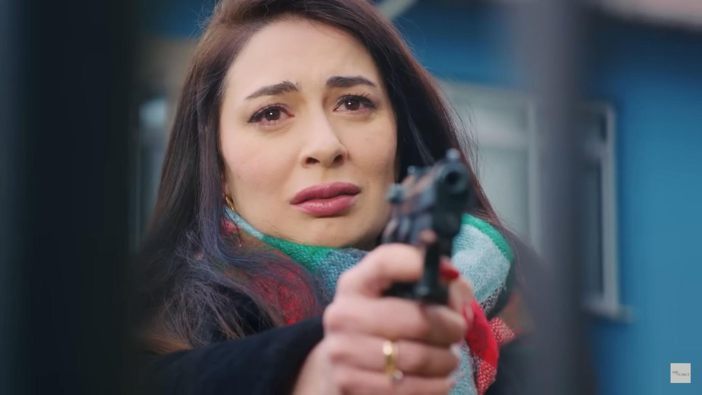 Handan zaatakuje Elif – uśpi ją i uprowadzi