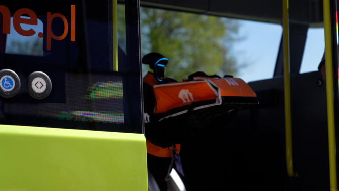 Pyszne.pl pokazuje pierwszą w Polsce w pełni autonomiczną dostawę z użyciem robota-kuriera