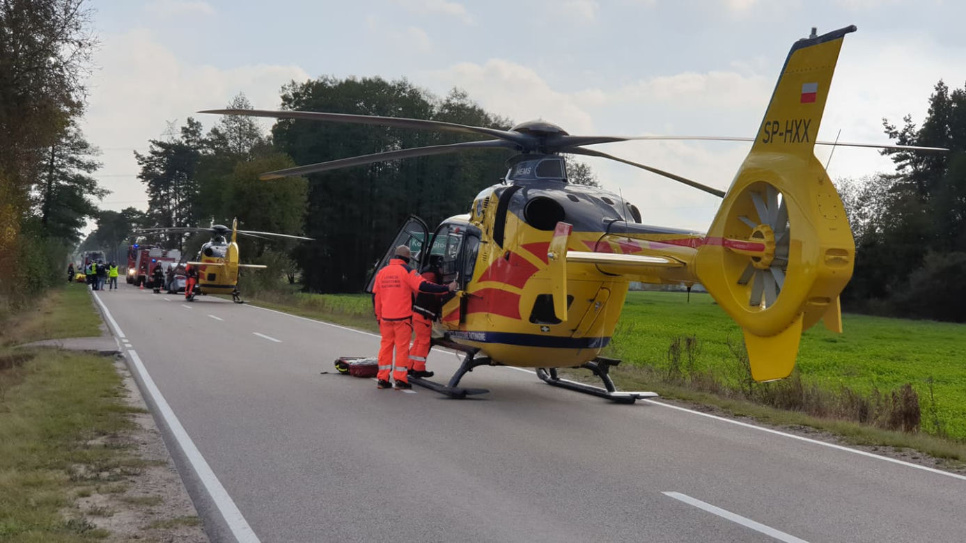 Audi roztrzaskało się na drzewie. Jechało nim 5 młodych osób 