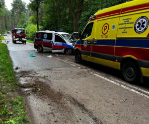 Groźny wypadek na leśnym odcinku drogi. Karetka rozbiła się między Stykowem a Kałkowem