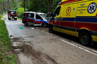Groźny wypadek na leśnym odcinku drogi. Karetka rozbiła się między Stykowem a Kałkowem