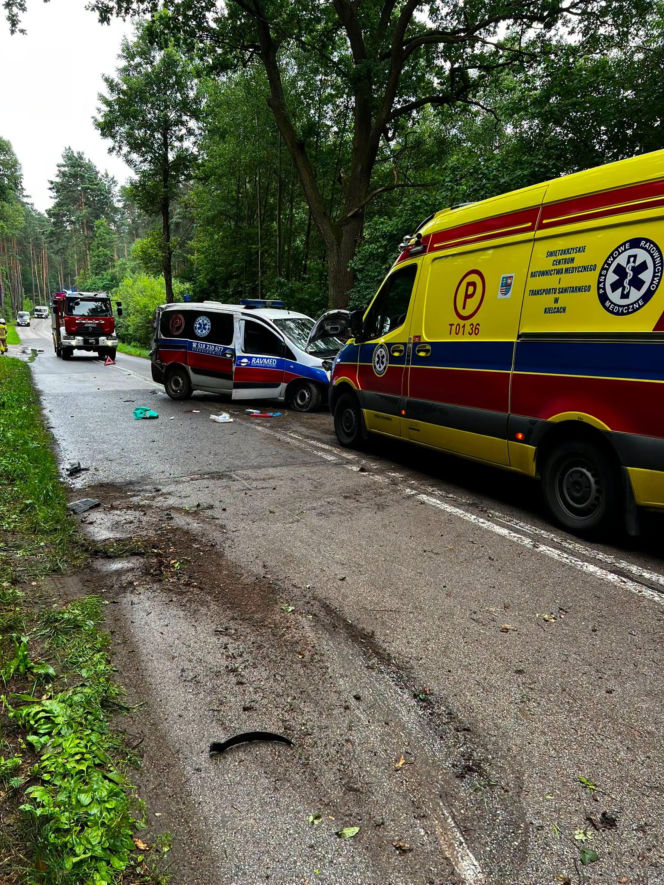 Groźny wypadek na leśnym odcinku drogi. Karetka rozbiła się między Stykowem a Kałkowem