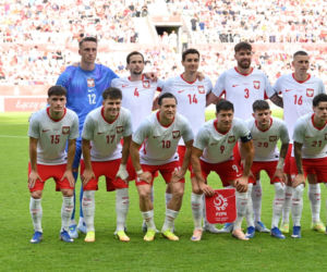Robert Lewandowski wyprowadzany przez chorą dziewczynkę