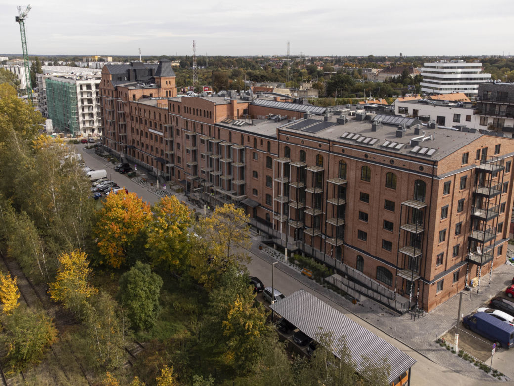 Mieszkańcy nie mogą wychodzić na balkony. Zasłonili im też okna! 