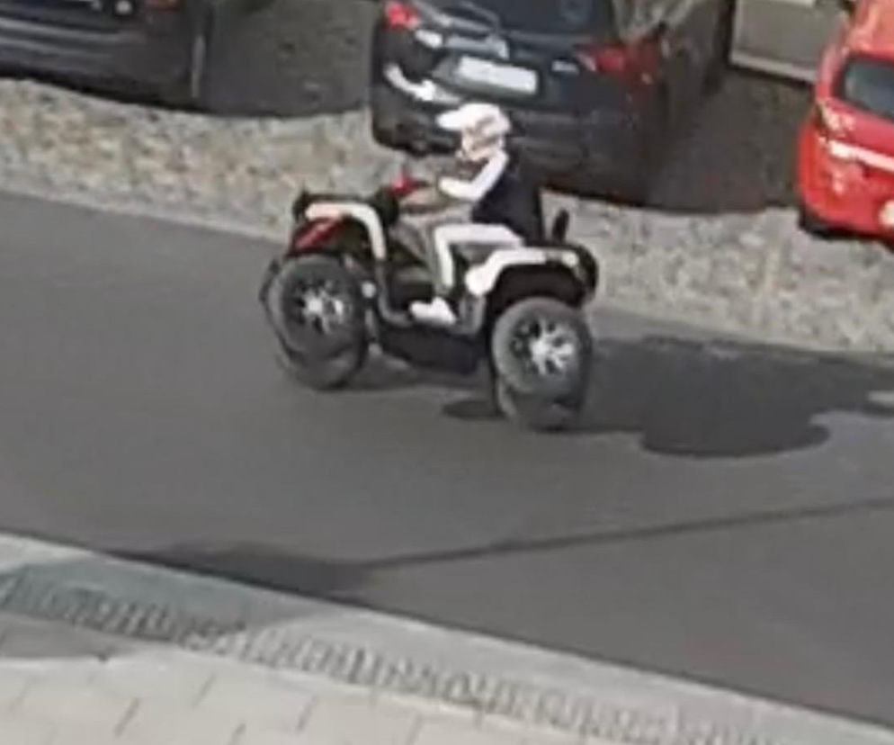 Kierowca quada jadący na dwóch kołach po ulicy w Krobi. O konsekwencjach tej niebezpiecznej jazdy przeczytasz na Eska Leszno.