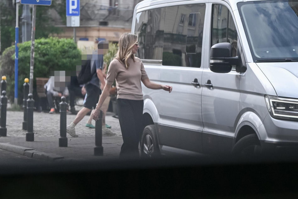Małgorzata Socha przebiera się na ulicy