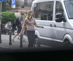 Małgorzata Socha przebiera się na ulicy