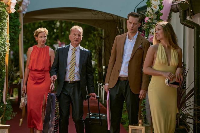 Na Wspólnej odc. 4118. Darek Żbik (Michał Mikołajczak), Kalina (Katarzyna Gałązka), Andrzej Zakościelny (Dariusz Niebudek), Justyna Zakościelna (Magdalena Kacprzak)