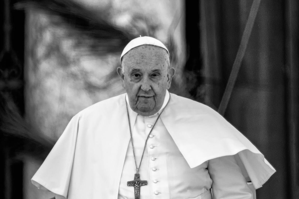 Papież Franciszek nie żyje.