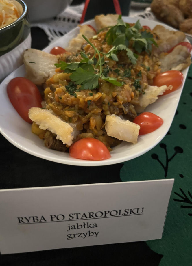 XX Dożynki Rybackie pod Lublinem. Goście ustawiali się w kolejce po rybne specjały