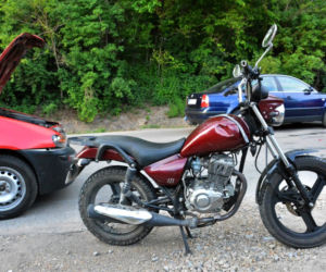 Pijany kierowca koparki uszkodził dwa samochody i motocykl
