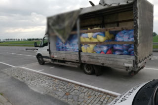 Opony nie wytrzymywały, resory aż się wygięły! Dostawczak z każdym kilometrem poddawał się coraz bardziej
