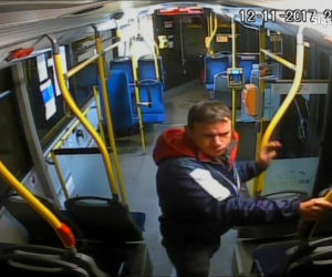 Mężczyzna ukradł... kasownik ŚKUP. Wziął go pod pachę i wyszedł z autobusu! [WIDEO, ZDJĘCIA]