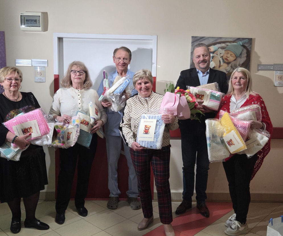 Kieleckie seniorki wydziergały kocyki dla wcześniaków