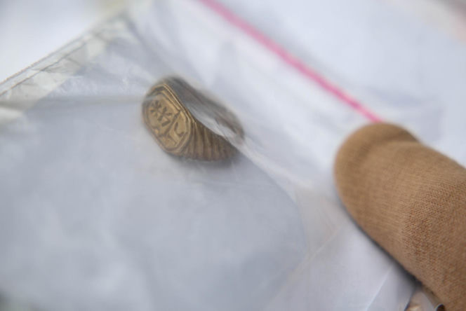 Sygnet, monety i fragment wieży – kolejne odkrycia na Wawelu