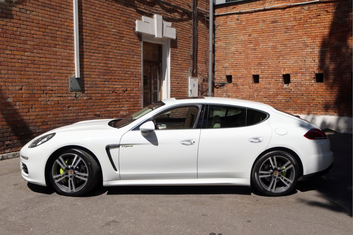 Marcin Gortat jeździ hybrydowym Porsche Panamera
