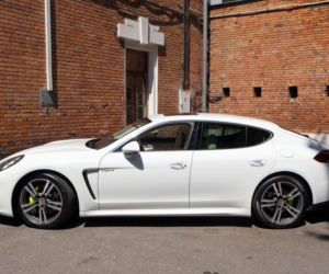 Marcin Gortat jeździ hybrydowym Porsche Panamera