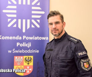Policjant wskoczył do lodowatej wody, by uratować tonącą kobietę