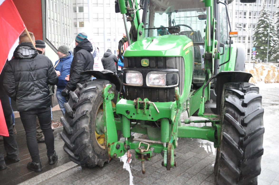 Protest rolników przed Urzędem Wojewódzkim w Kielcach