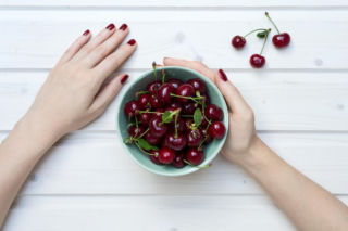 Ten odcień to hit jesieni! Cherry Cola na paznokciach podbija salony