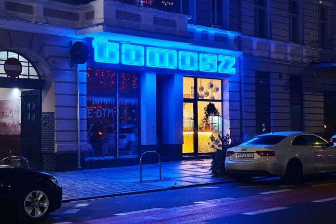 Neon "Tomasz" na ul. Rayskiego odzyskał dawny blask
