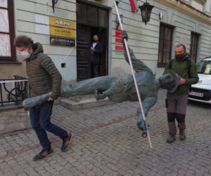 Sztukmistrz z Lublina już na swoim miejscy. Małpka też. Rzeźbę balansującą na linie nad Starym Miastem pod koniec stycznia obalił śnieg