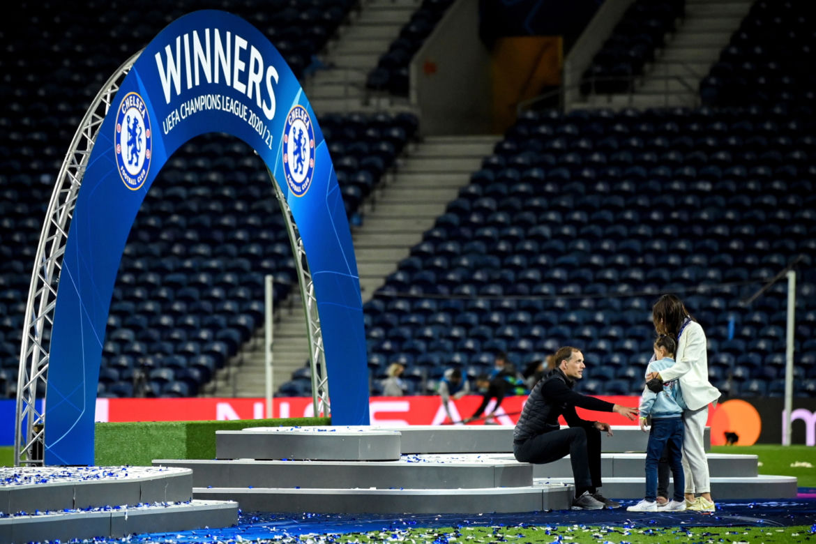 Piłkarze i kibice Chelsea Londyn świętują wygranie Ligi Mistrzów po zwycięstwie w finale 1:0 z Manchesterem City 
