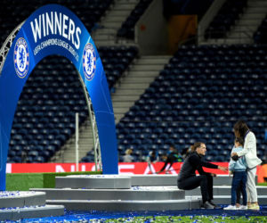 Piłkarze i kibice Chelsea Londyn świętują wygranie Ligi Mistrzów po zwycięstwie w finale 1:0 z Manchesterem City 