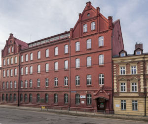 To największe miasto Zagłębia Dąbrowskiego. Czaruje pięknymi pałacami, ale też dworem i zamkiem!