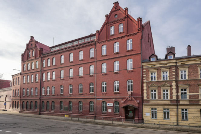 To największe miasto Zagłębia Dąbrowskiego. Czaruje pięknymi pałacami, ale też dworem i zamkiem!