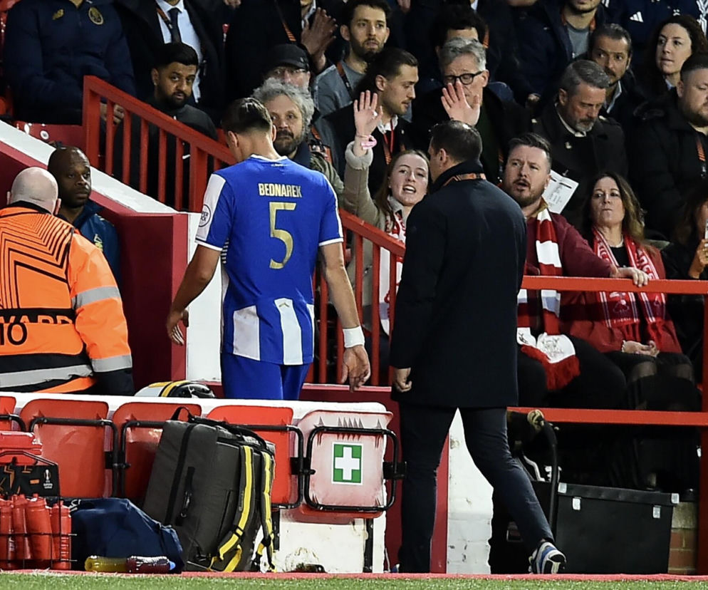 Paskudny faul Jana Bednarka. Polak wyrzucony z boiska w Lidze Europy!