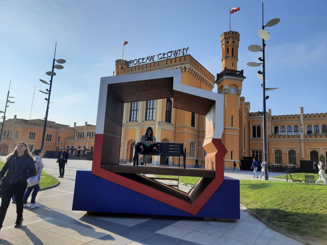 Instalacja stanęła przed Dworem Głównym PKP