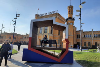Ławka patriotyczna we Wrocławiu. Stanęła przed Dworem Głównym PKP