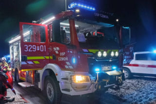 Kobieta i dziecko pod lodem