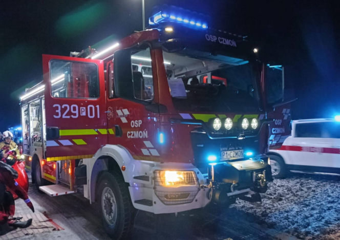 Kobieta i dziecko pod lodem