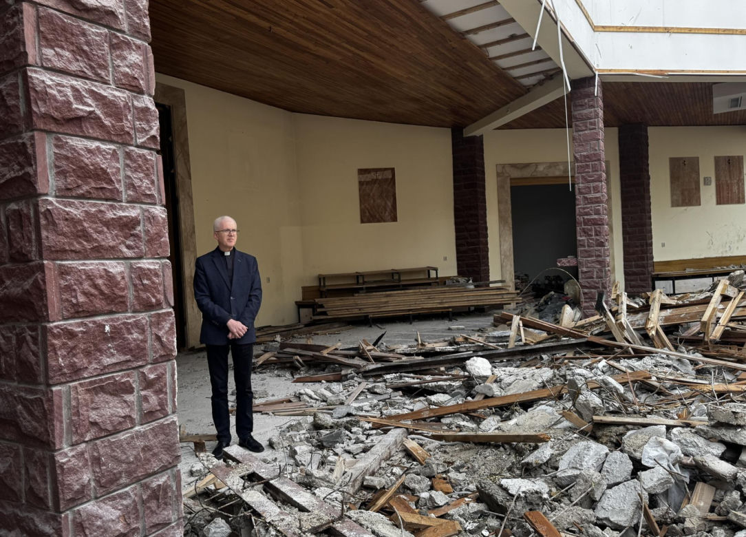 Potężny pożar strawił kościół. Pokruszony beton w miejscu ołtarza, dziura w ścianie w miejscu tabernakulum