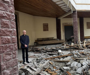 Potężny pożar strawił kościół. Pokruszony beton w miejscu ołtarza, dziura w ścianie w miejscu tabernakulum