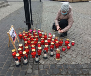 Grudziądzanie ustawiają serce dla Pawła Adamowicza w drugą rocznicę śmierci