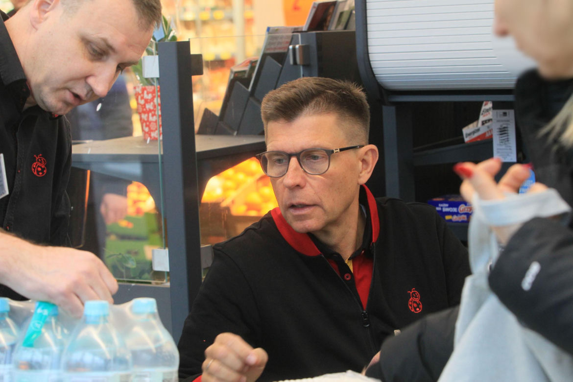 Ryszard Petru na kasie w Biedroonce