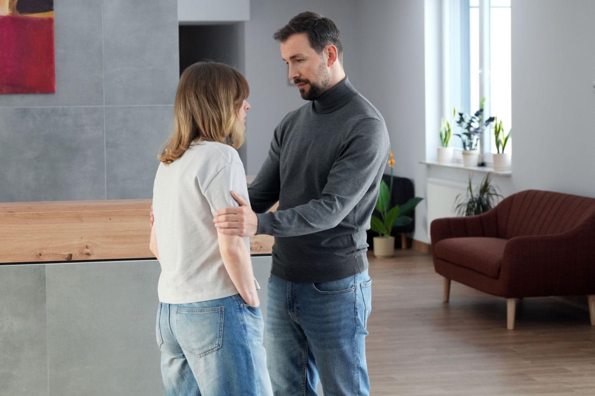 Barwy szczęścia odc. 3378. Renata (Anna Mrozowska), Marcin Kodur (Oskar Stoczyński)