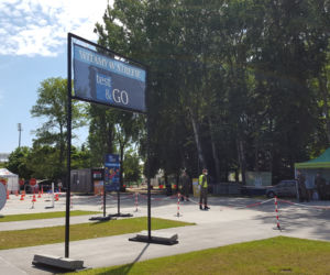 Drive-thru w Lesznie. Na darmowe badania zapisało się ponad 500 osób