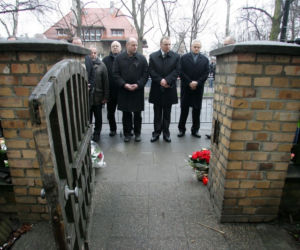 Jacek Kurski składa kwiaty pod domem prezydenckiej pary w Sopocie