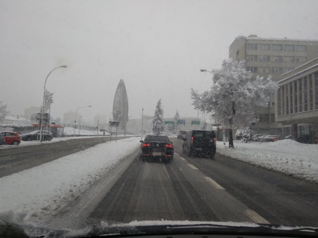 FATALNE warunki na drogach Rzeszowa. Śnieżny ARMAGEDON! [ZDJĘCIA]