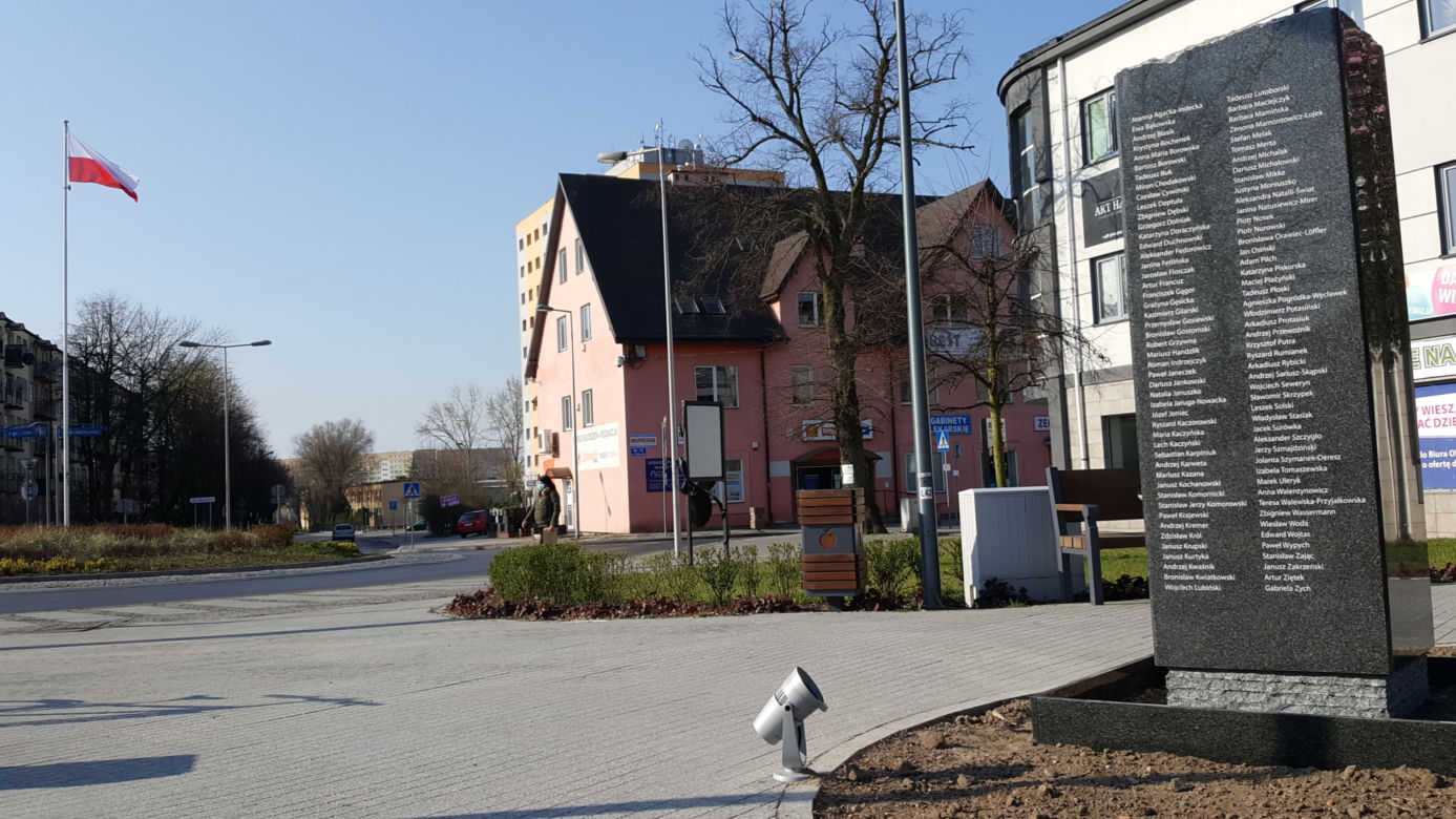 Bełchatów: Stanął pomnik ofiar katastrofy smoleńskiej. Jutro obchodzimy okrągłą rocznicę tej tragedii. 