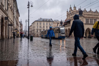 Chłodne powietrze znad Rosji nadciąga nad Polskę. Gdzie spodziewać się opadów?