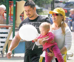 Alikia mówi już mama i tata